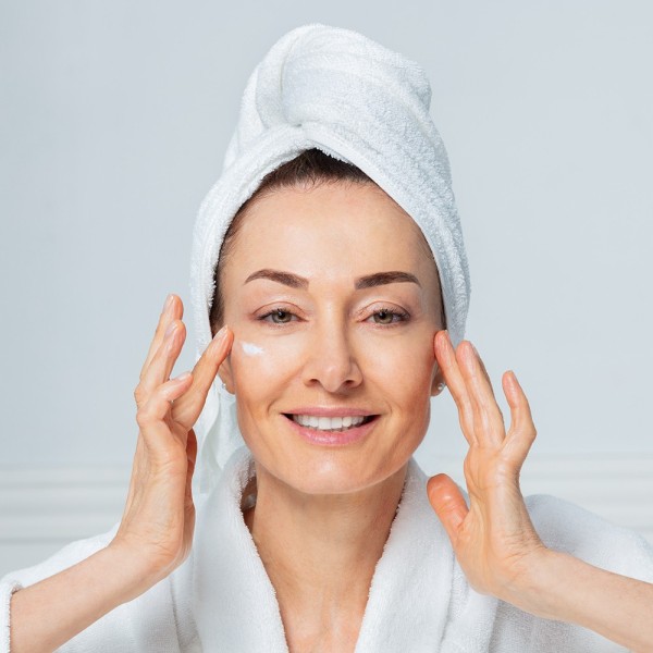 Set – Crème nourrissante pour le corps au colostrum + Recharge (150 ml + 500 ml)